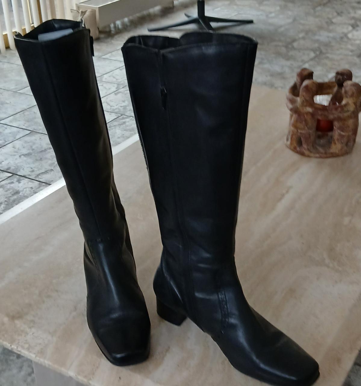 Zwarte leren laarzen