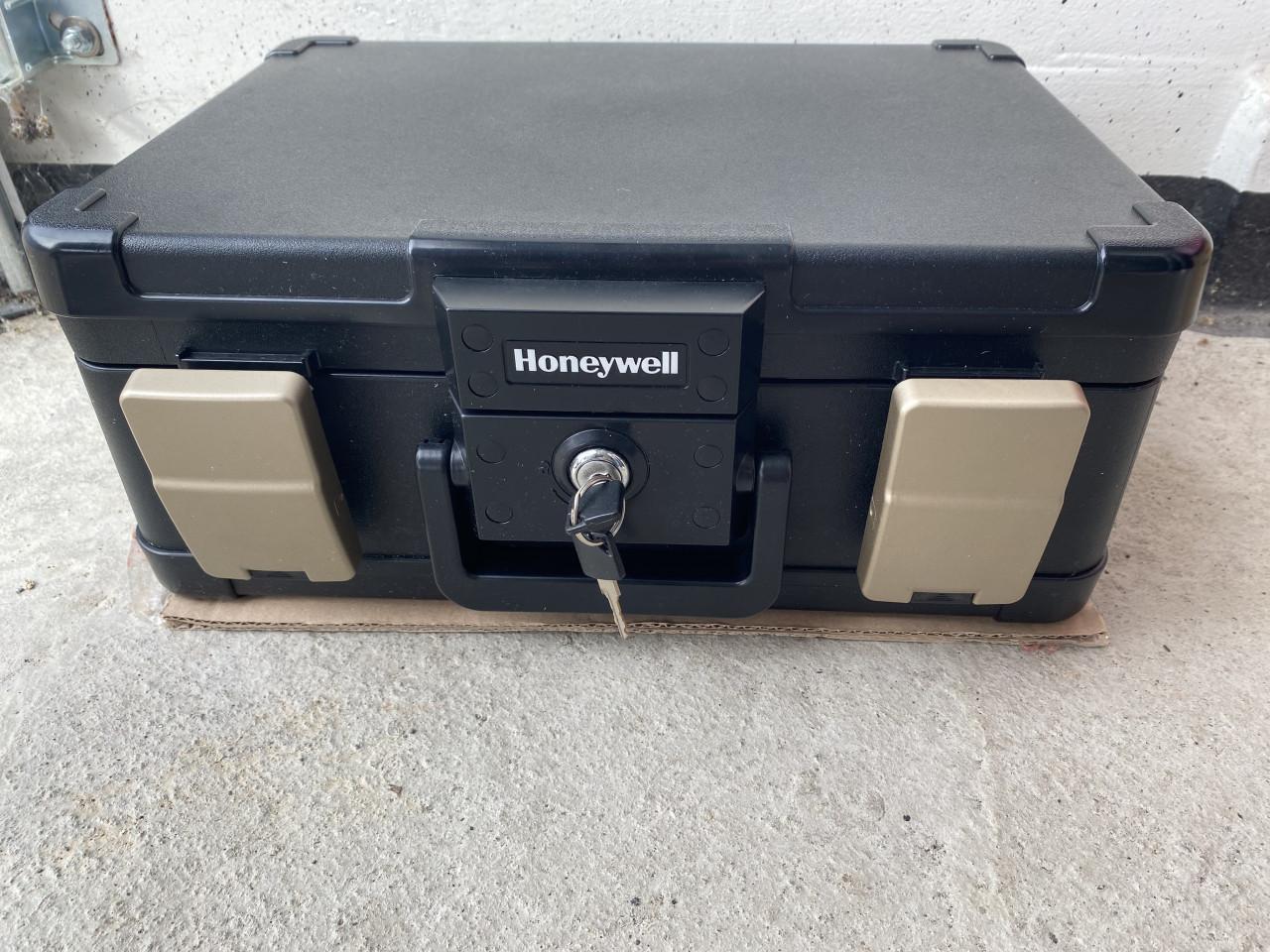 Te koop: Waterdichte Honeywell brandkoffer
