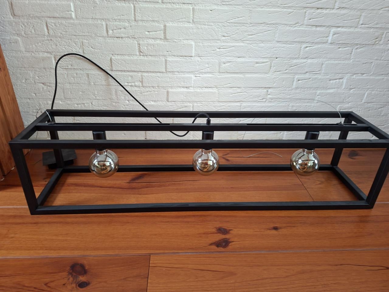 Industriële hanglamp van 110 x 25 x 25 cm. Afhalen in Goes of Middelburg