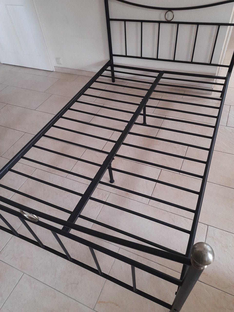 Metalen bed 120 x 200 met matras en beschermer( in goede staat )