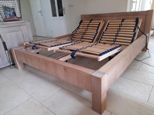 Stevig houten elektrisch verstelbaar 2 Persoons bed (in goede nette staat )