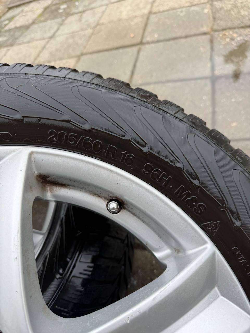 Anzio velgen205/60 R16 met Vredestein Snowtrac 3winterbanden