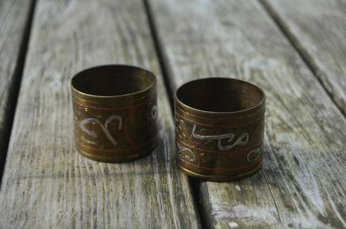Perzische koperen servetringen, mog. ingelegd met zilver