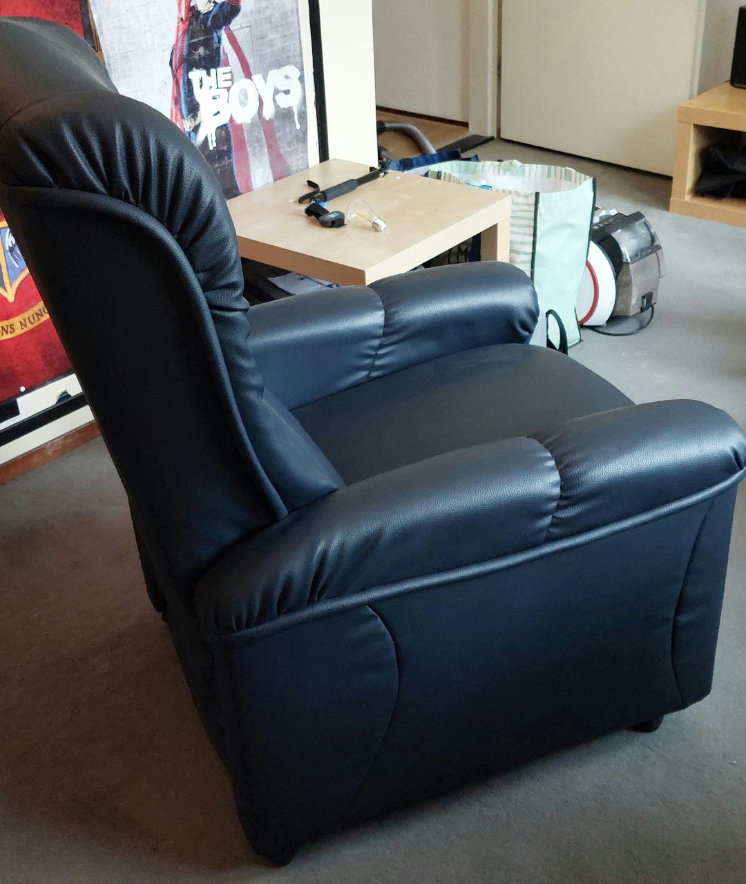 2 Relaxstoelen, donkerblauw kunstleer.