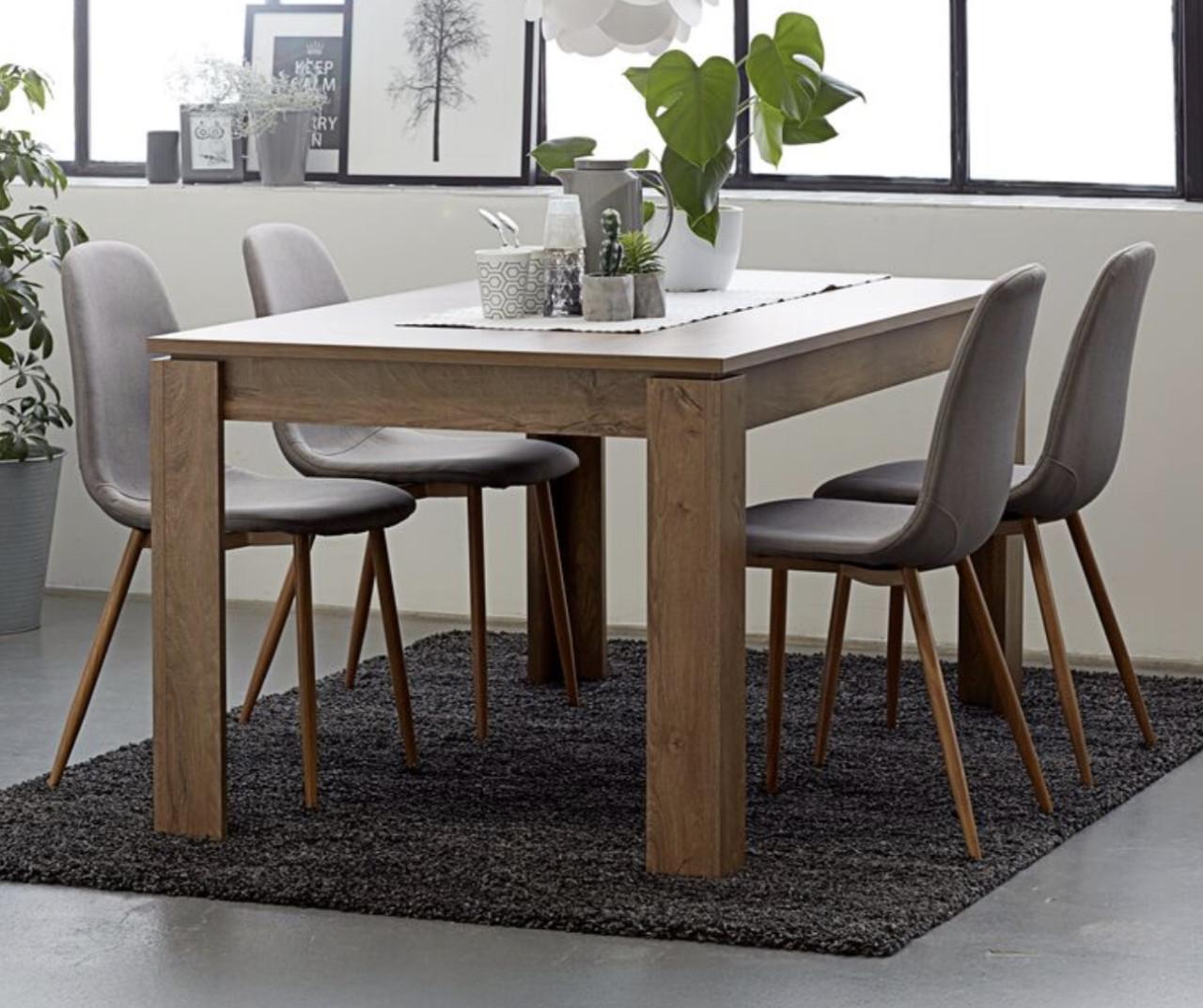 TV meubel, eettafel en bijzettafel.