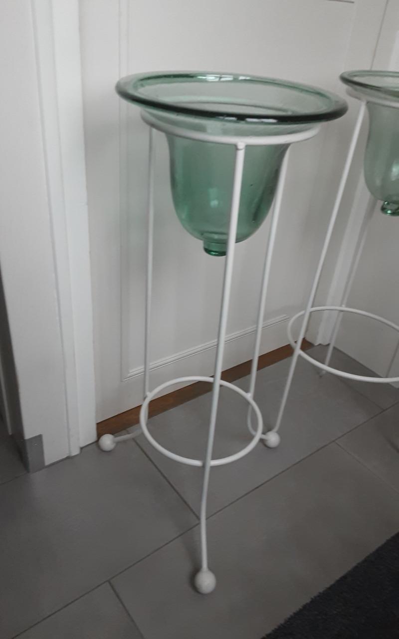 2 standaards met glazen kelken