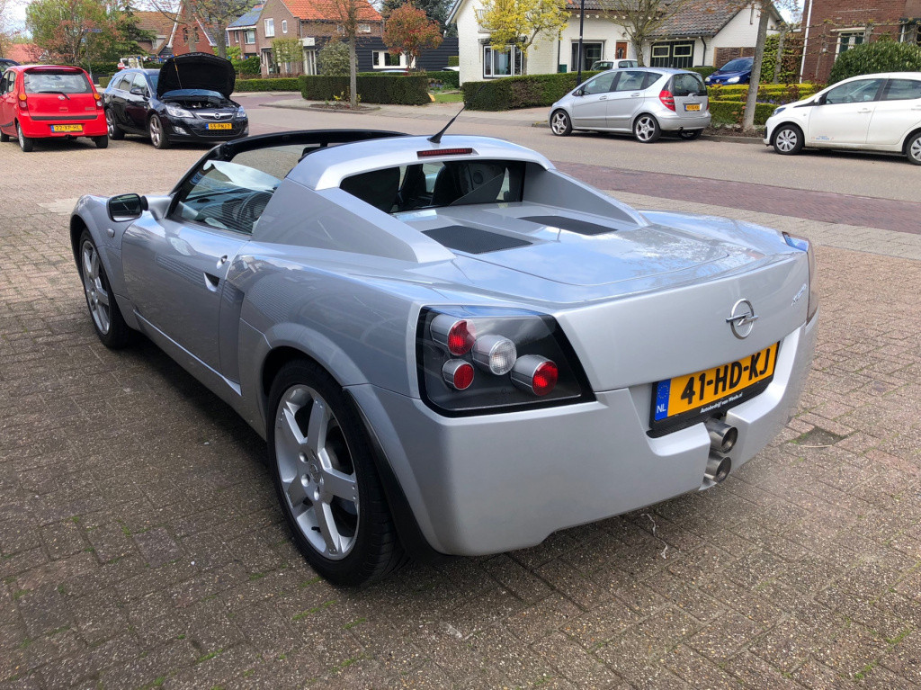 Opel Speedster 2.2-16v perfect onderhouden.