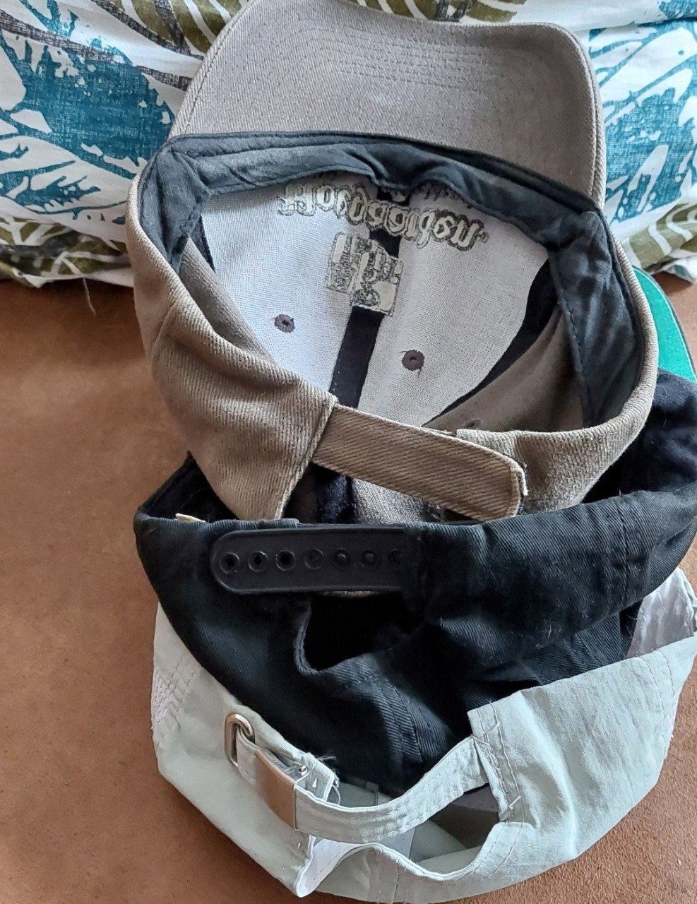 3 herenpetten o.a zwarte Peugeot pet
