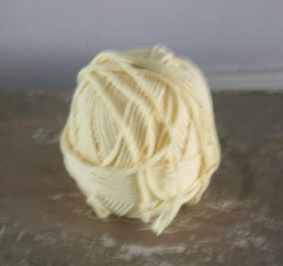 Zacht gele bolletje wol