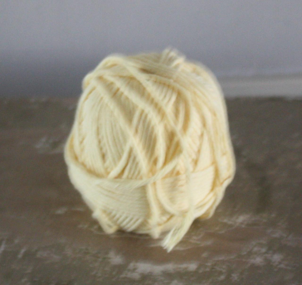 Zacht gele bolletje wol