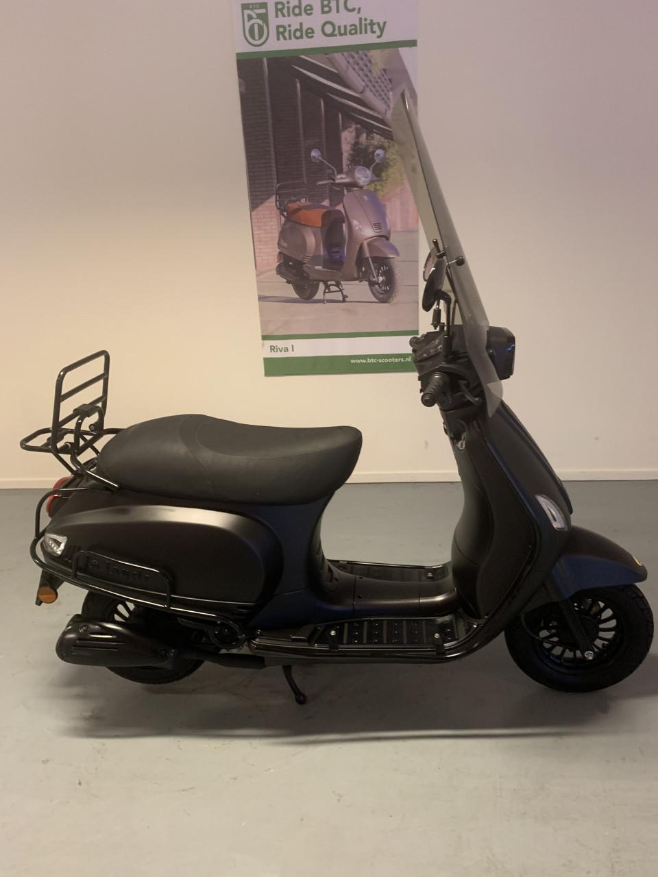 RIVA MODEL MET WINDSCHERM EN VALBEUGELS NU 895,= RIJKLAAR