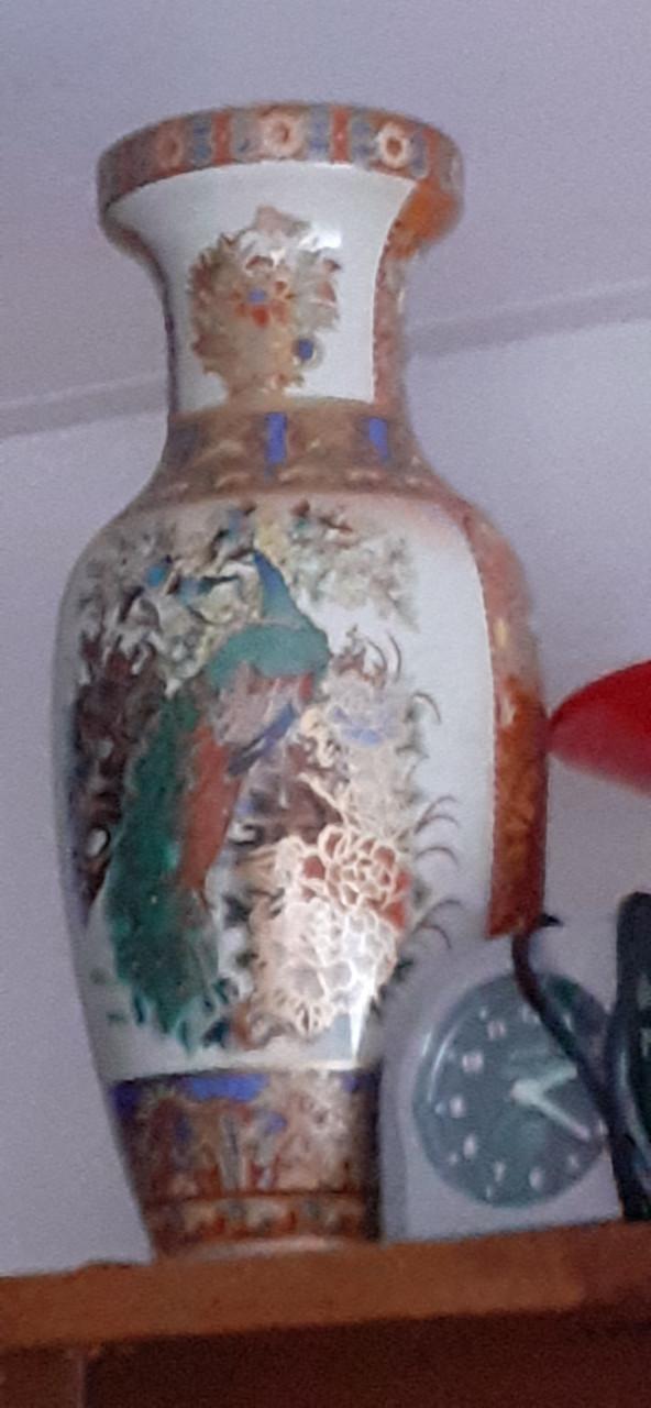 Bijzet-tafel of Nachtkastje uit CHINA / of salontafel / div. Kunst