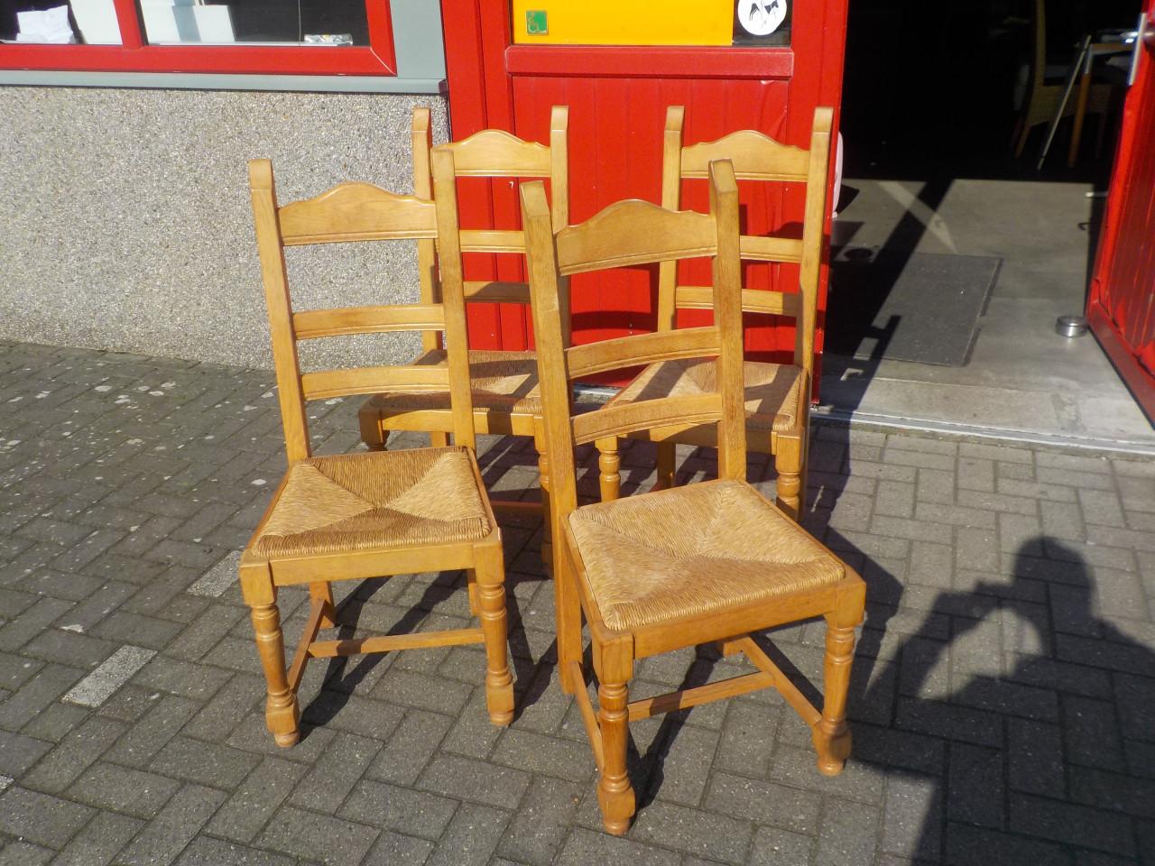4 massief eiken stoelen met rieten zitting in zeer goede staat