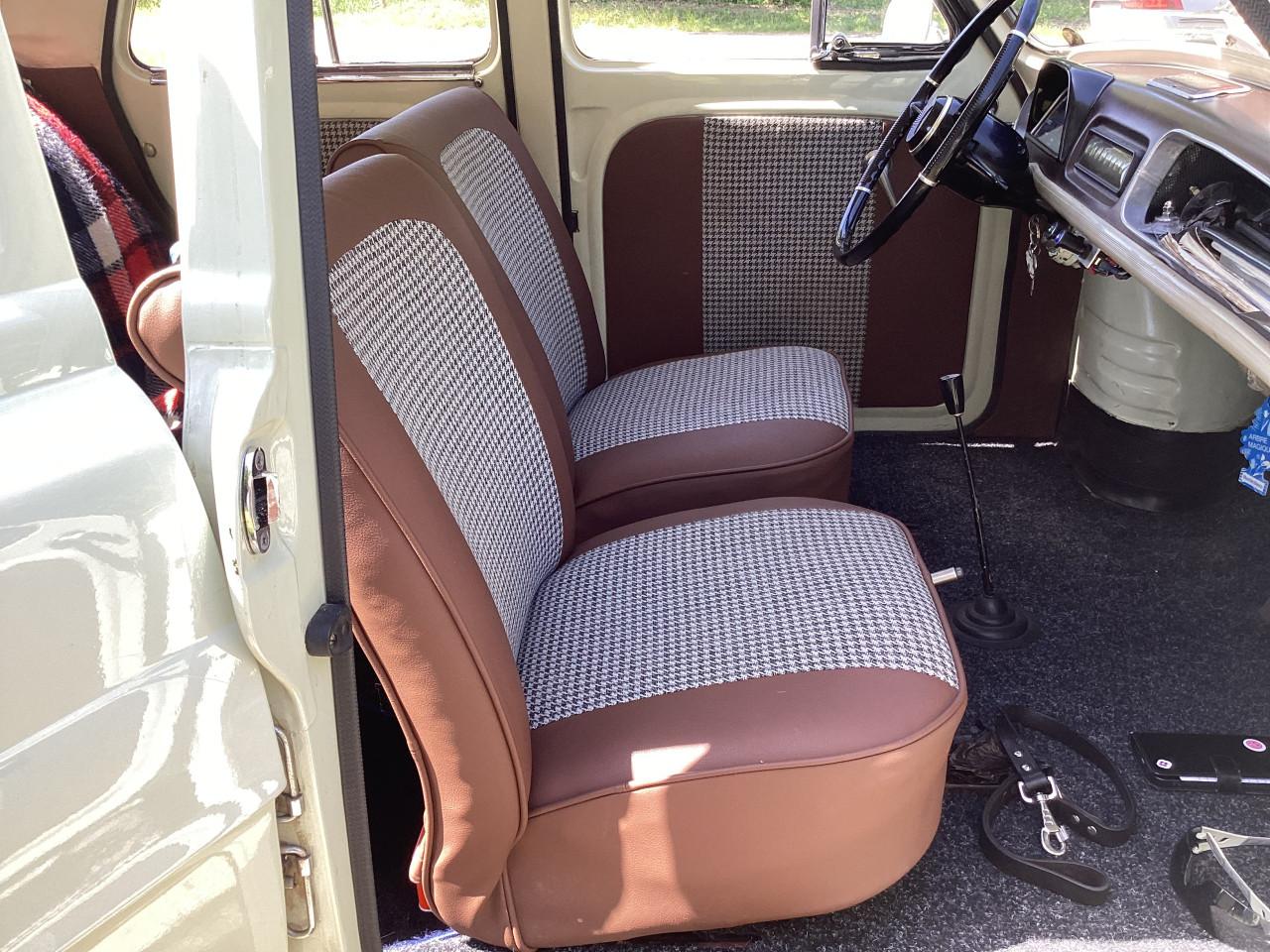Renault Dauphine.