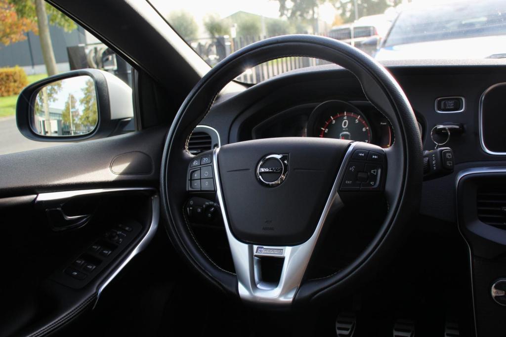 Volvo V40 2.0 t2 r-design - leder/alcantara - harman kardon - led - navi - 