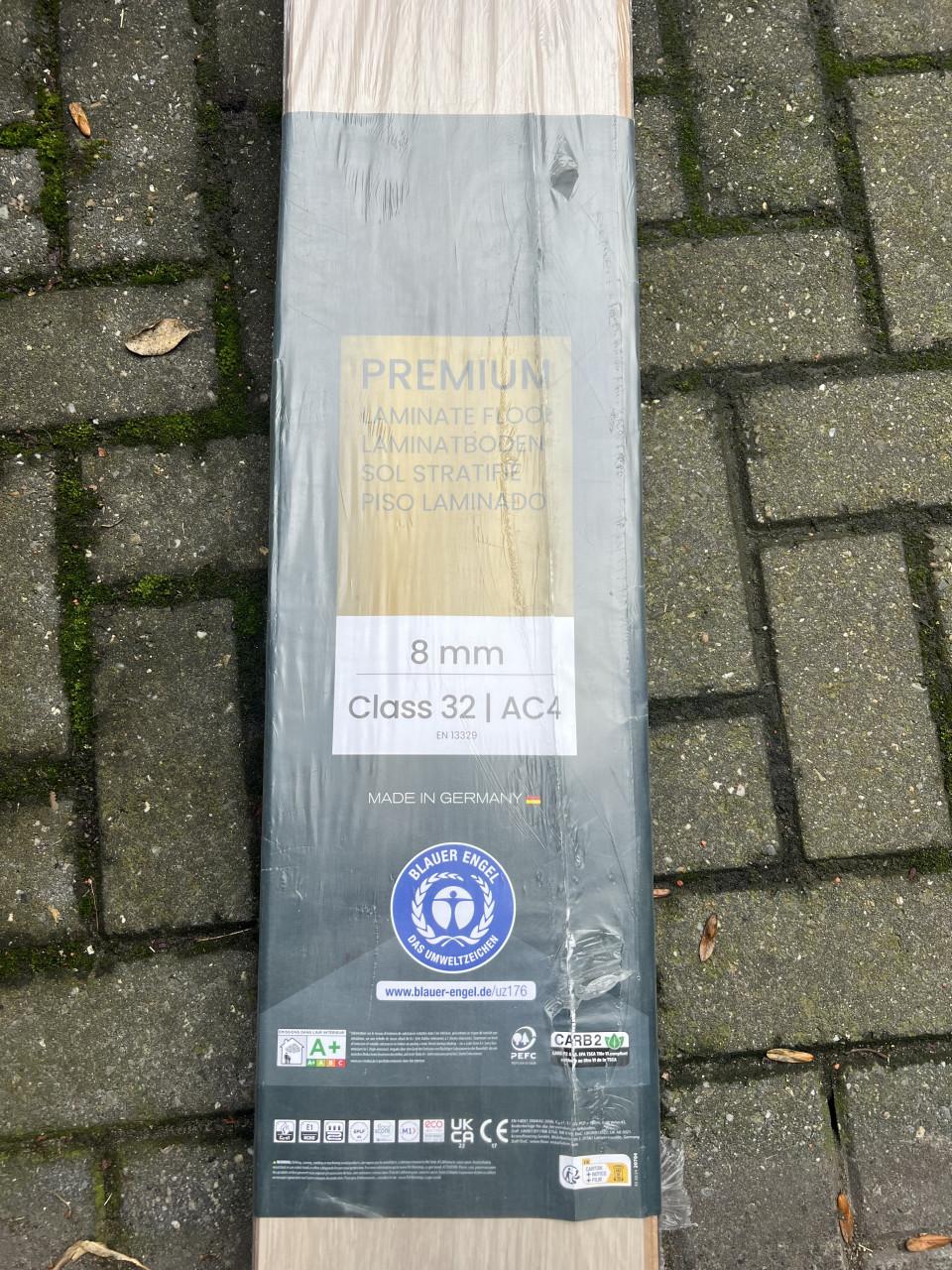 Nieuw laminaat ca 13m2, met houtnerf look