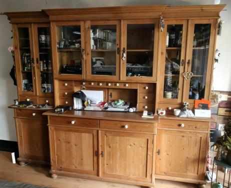 Oud grenen, grote kast