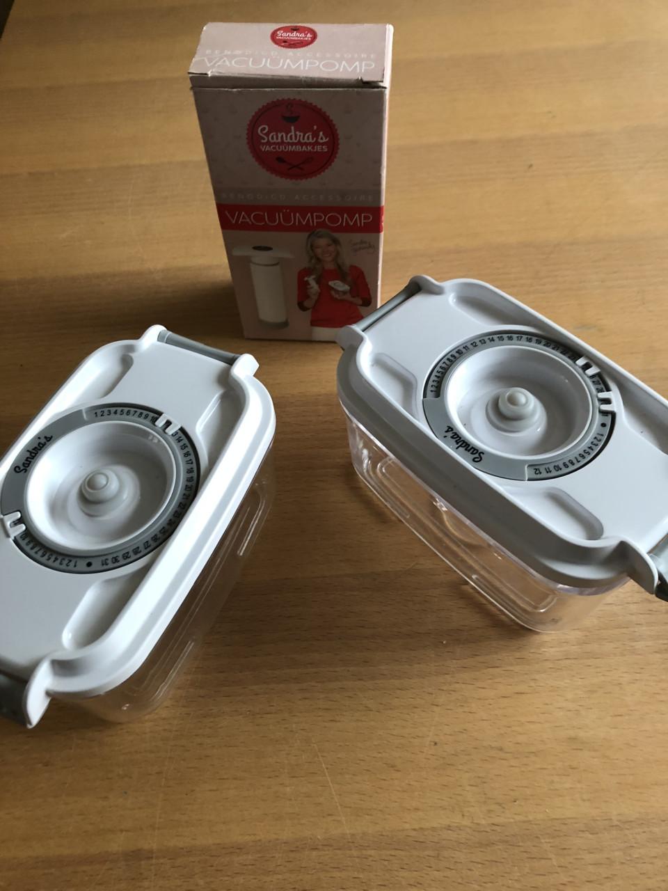 Te koop set voorraaddozen met pomp.(nieuw).