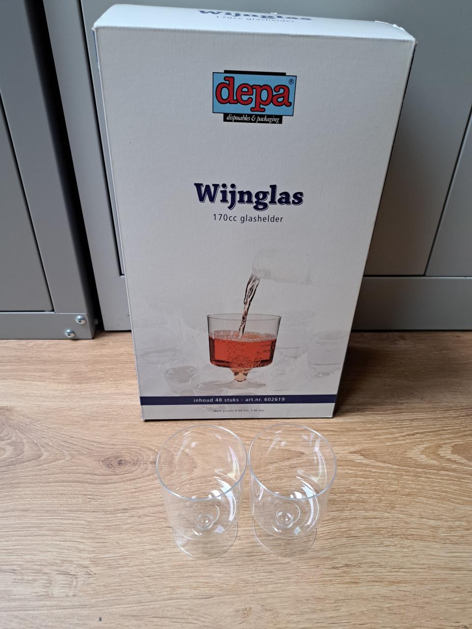 Doosje plastic wijnglaasjes!