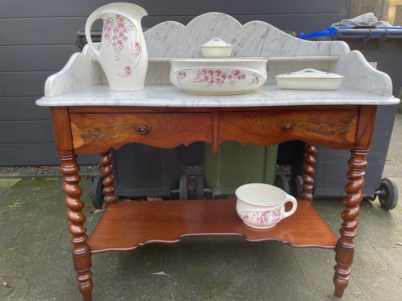 Antiek Wasmeubel met lampetset