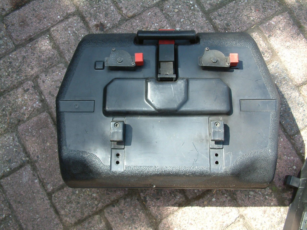 2 motor koffers   geen sluitel kunnen wel dicht op slot  en open --Schule