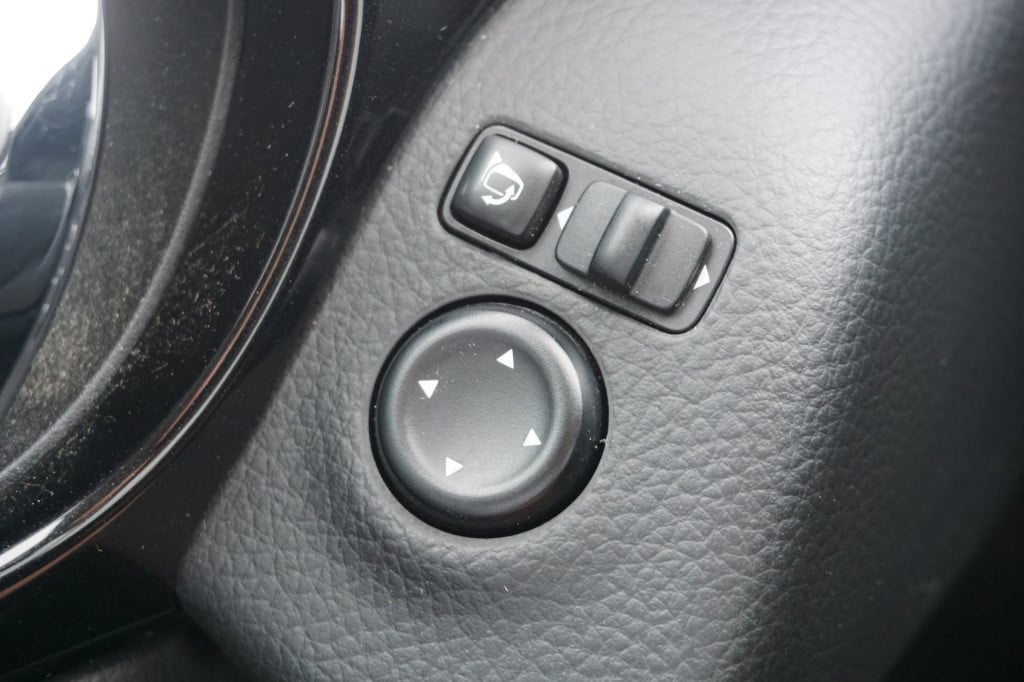 Nissan Qashqai 1.2 n-connecta airco / navi / camera / cruise / pano / trekh