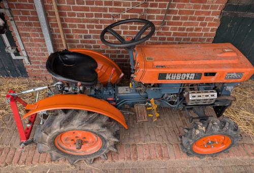 Kubota B6000 mini tractor