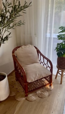 Rotan/rieten fauteuil met handgemaakte kussenhoes