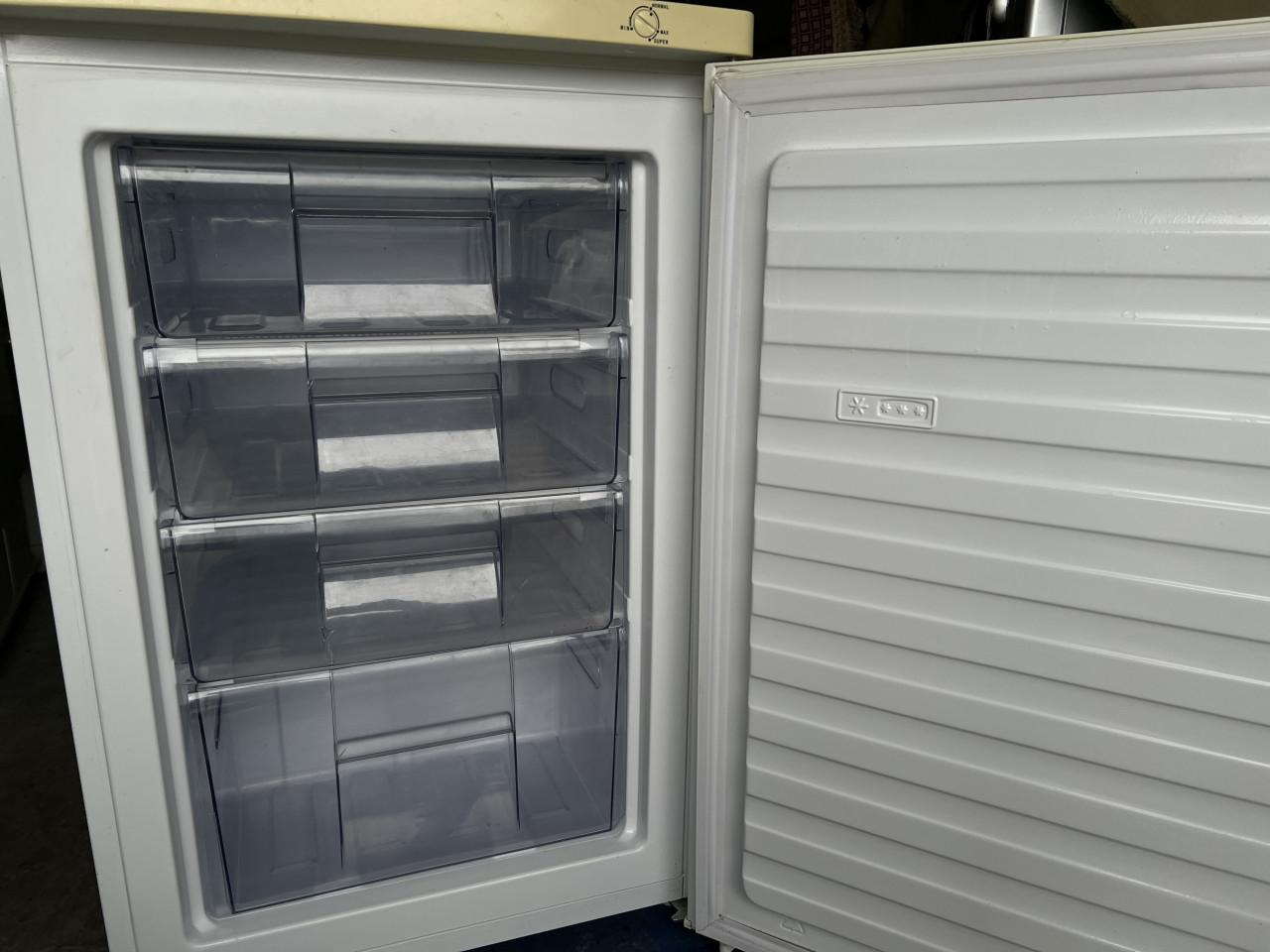 Tafelmodel A+ vrieskast met 4 laden 8x55 cm. Inhoud Vriezer 100 liter