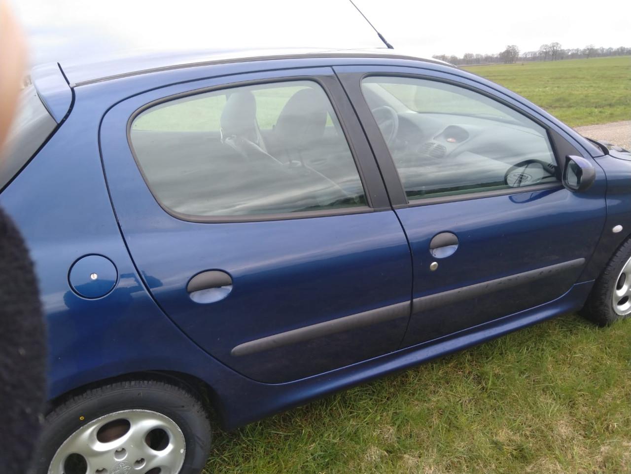 Vandaag 350,00 - Peugeot 206 vijfdeurs 1.4 Benzine