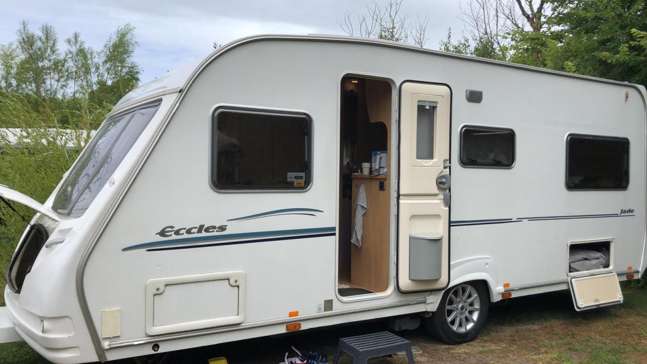 Zeer complete Sterling Eccles Jade caravan uit 2007 met mover en voortent