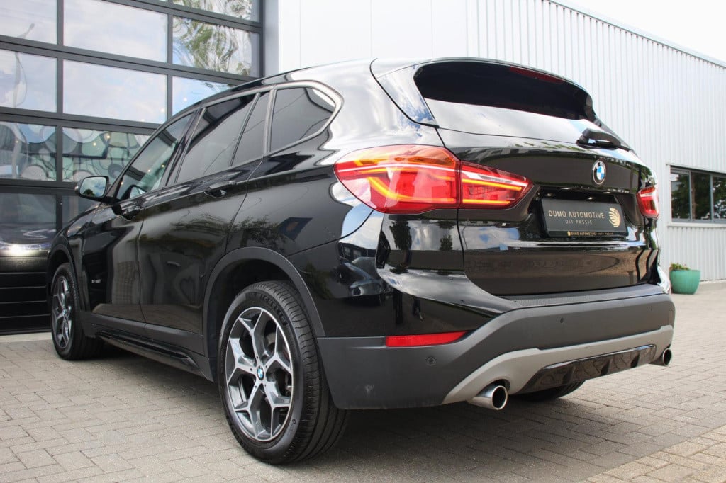 BMW X1 xdrive20i sport line automaat - led - pano - navi - stoel verw - cru