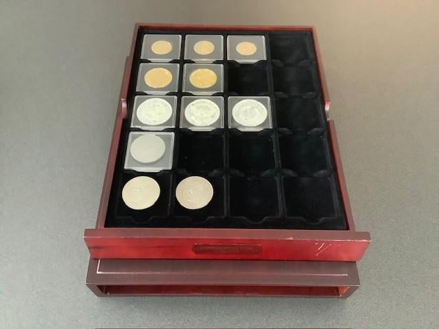 11 penningen / munten USA in luxe houten cassette.