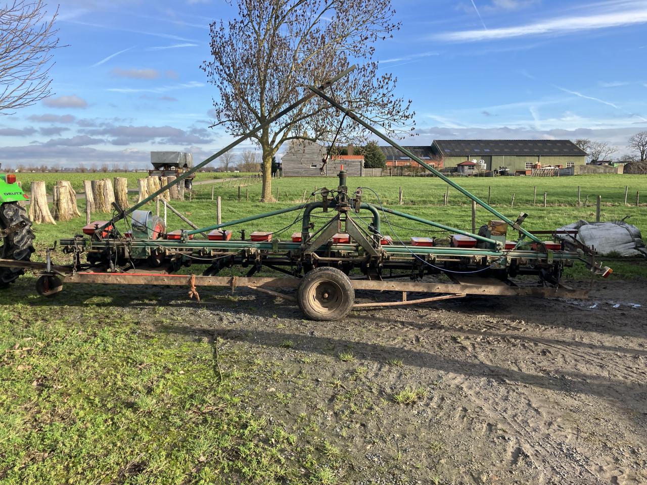 Bietenzaaimachine vicon mozentra (12 rij) met aanhangwagen