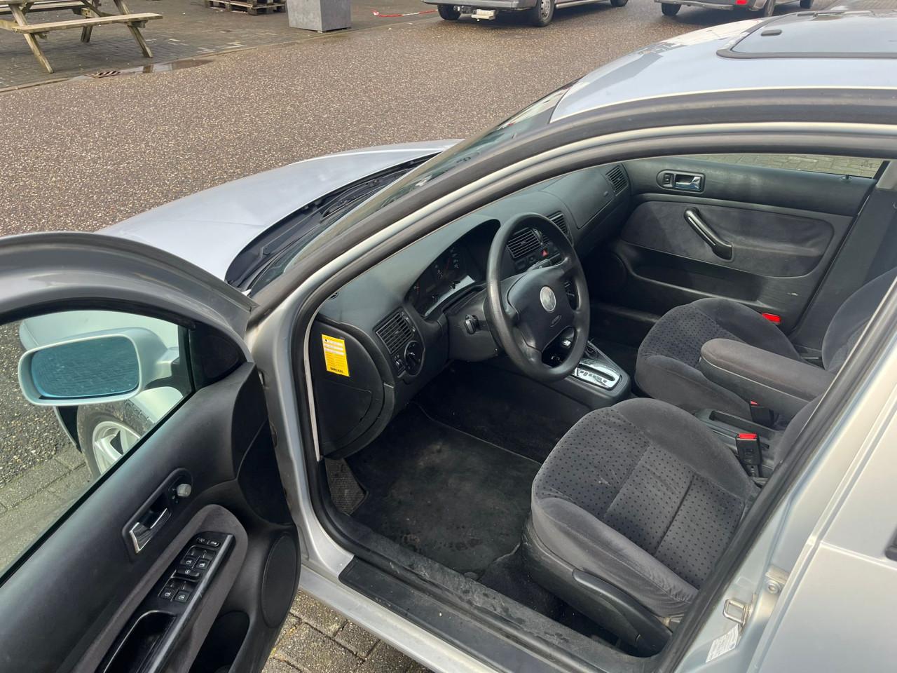 Volkswagen Golf 1.6 Trendline AUTOMAAT, dakraam, trekhaak, goed onderhouden