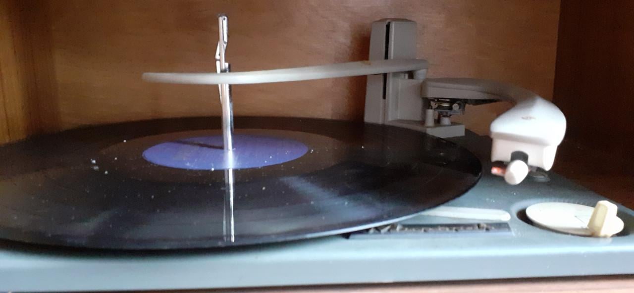 Vintage radio meubel met pick up en platen wisselaar