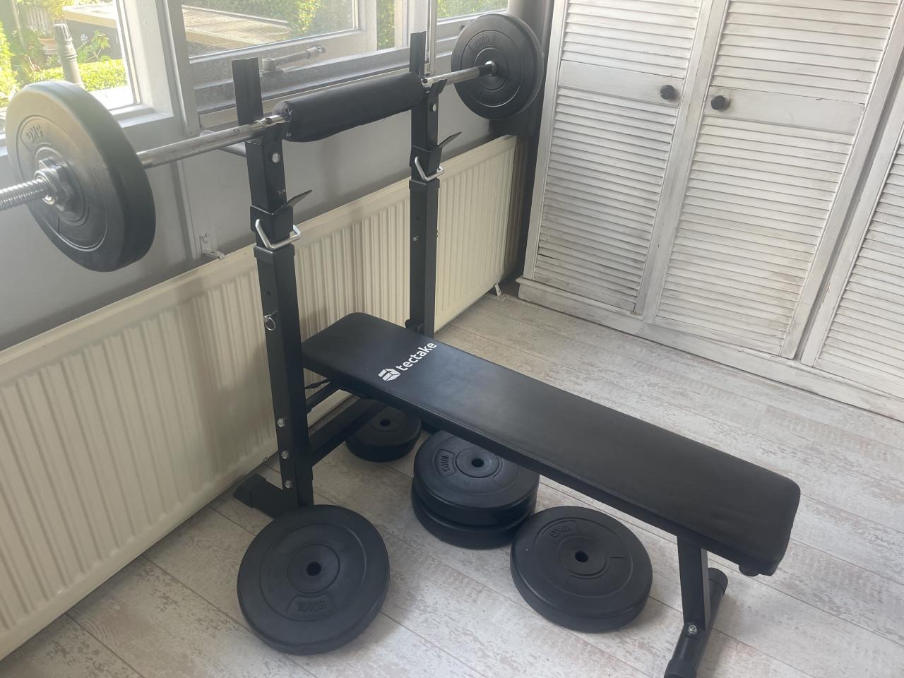 Halterbank met gewichten en drukstang