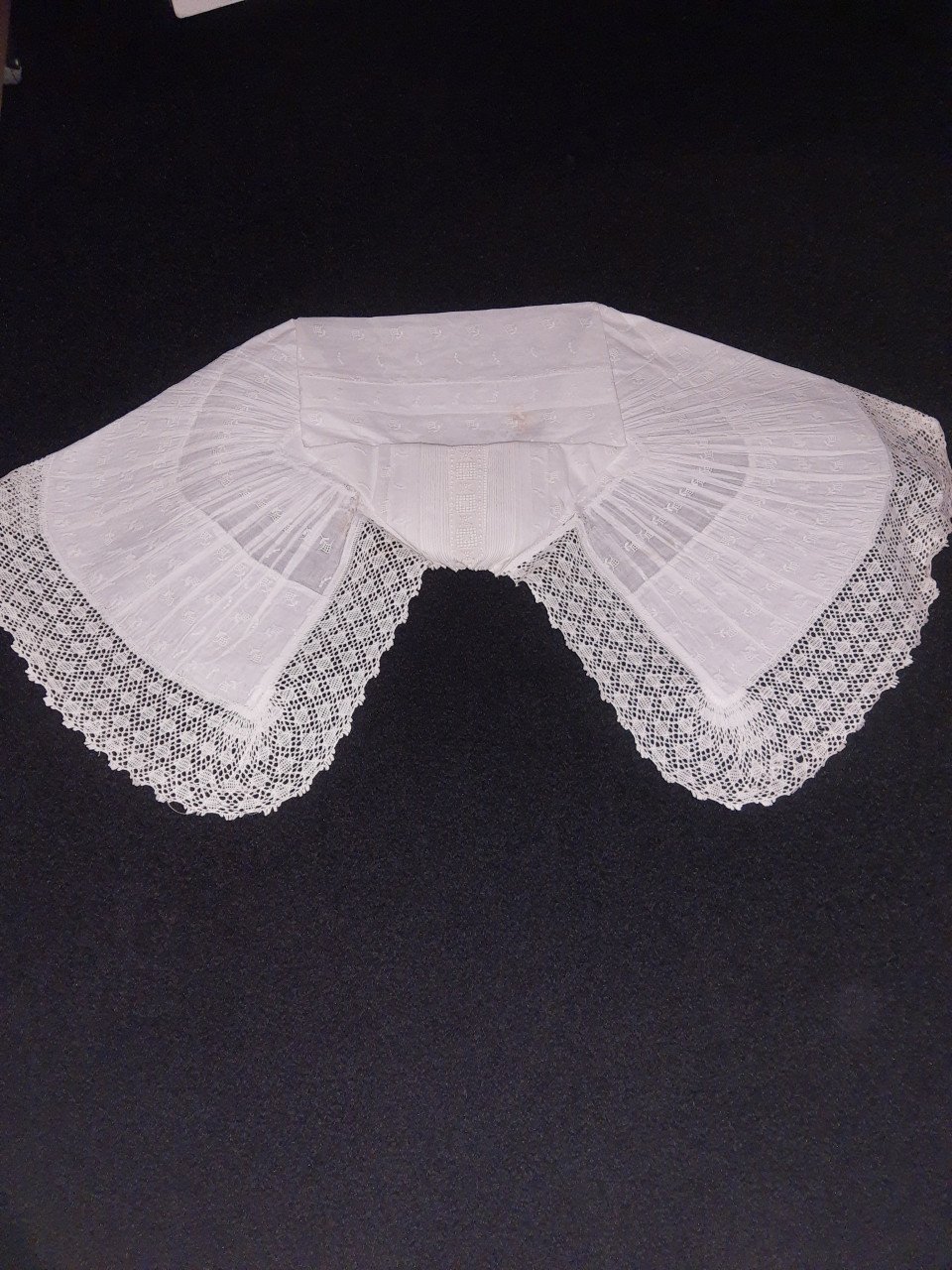 Kledingstukken zuid Bevelandse klederdracht          n o t k