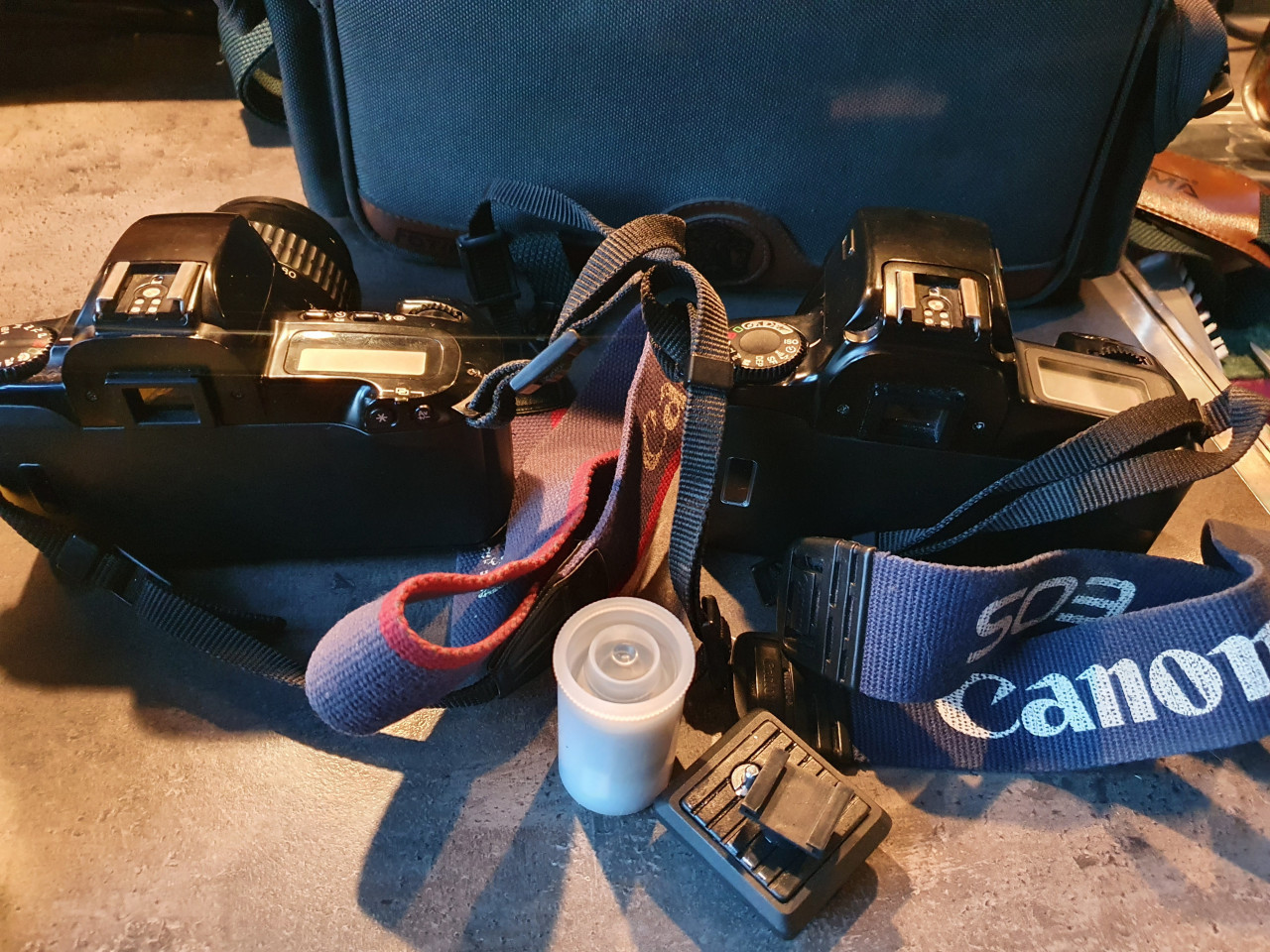 2 mooie vintage canon camera's EOS 500 en EOS 1000F in een koop....