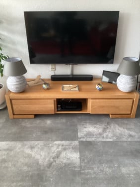 Meubels t.w. eiken tafel, kast en tv meubel