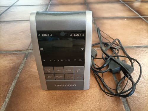 Wekkerradio met snooze functie. Merk Grundig. Maten: 8 x 10, 15,5 cm.