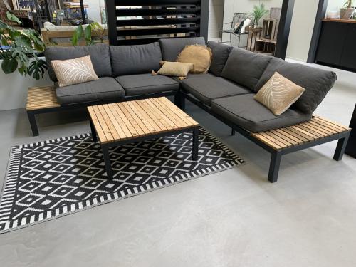 Zwart aluminium loungeset met houten plateaus, en tafel en kussens.