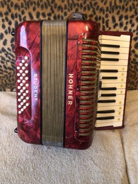 ACCORDEON HOHNER STUDENT 32 bas in koffer.