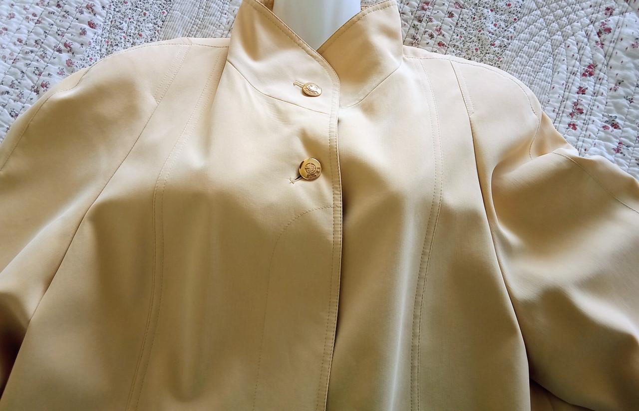 Prachtige beige, crème damesjas merk Delmod maat 42 -44