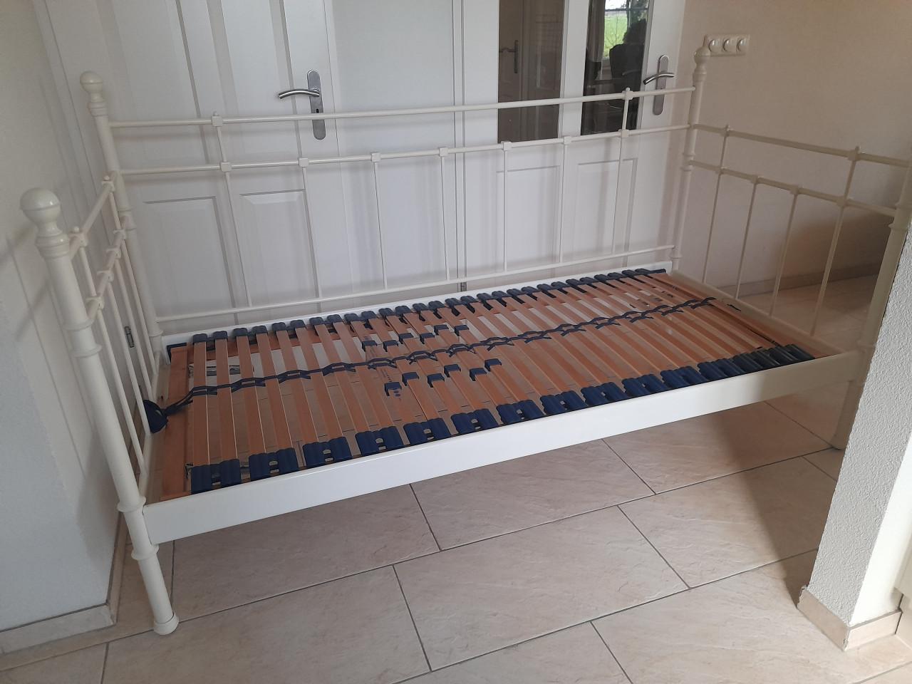 Metalen 1 persoons bed 90x 200 met verstelbare lattenbodem (in goede staat)