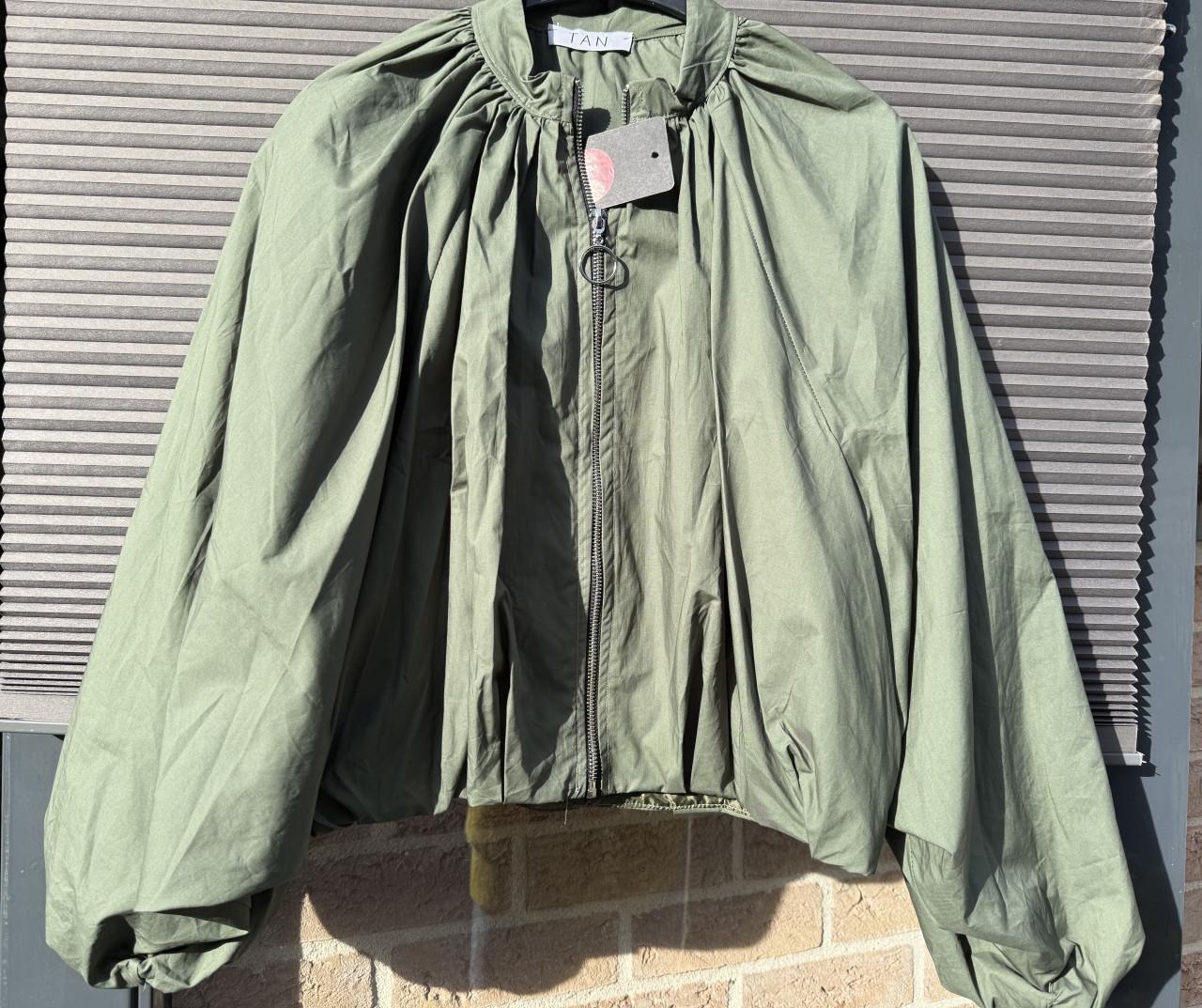 NIEUW kort Trendy Khaki Bomberjasje. Mt 38/40.