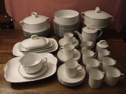 Essenbach servies in mooie staat ( wit met zilveren rand )