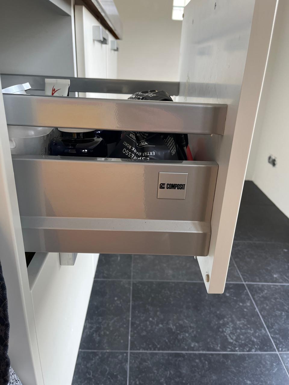 Kookeiland van het merk Composit, met rvs aanrechtblad en inbouwapparatuur