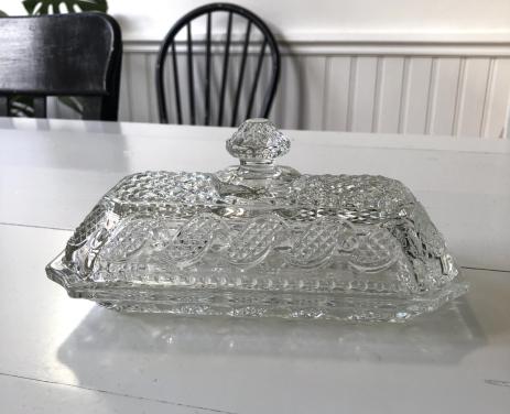 Zeer mooi gedetailleerd brocante botervlootje van geperst glas