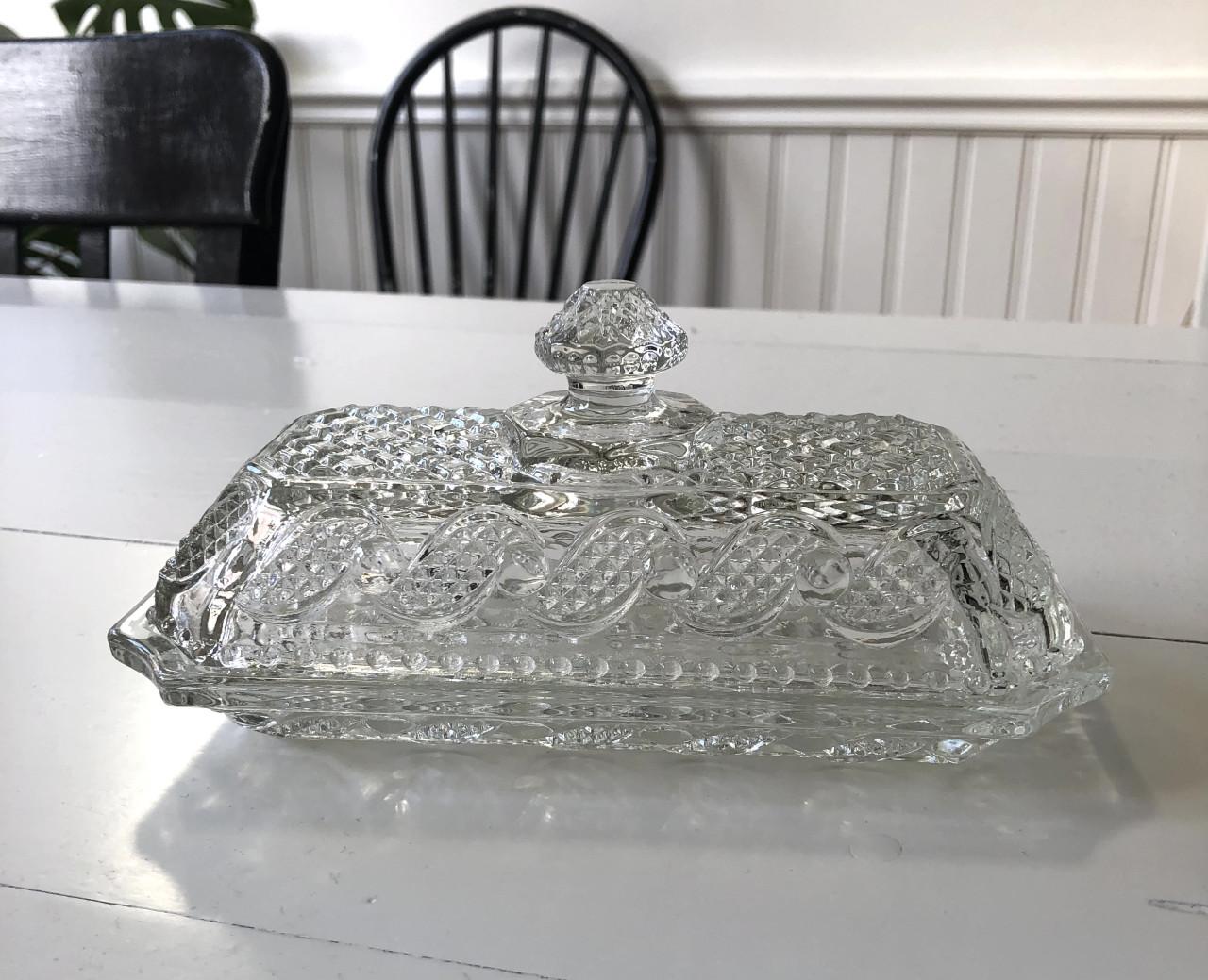 Zeer mooi gedetailleerd brocante botervlootje van geperst glas